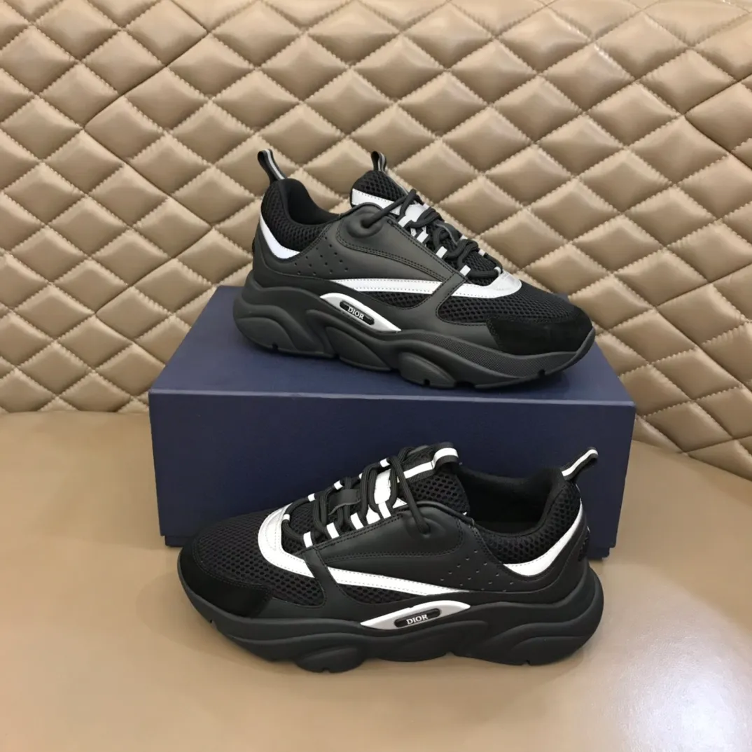 Factory price: 480💰 ◾️▫️Dior D®️ x 🆕 (high version) B22 men's jogging fashion sneakers, this single product draws inspiration from retro jogging shoes. It adopts a thick low-top design, with an upper made of black cow leather and mesh fabric, and a black and white engraved rubber sole. Black mesh fabric tongue and heel counters complement black laces, with an embossed "Di~r" logo embellishment on the side. These sneakers can be mixed and matched with a classic suit for a sporty chic look! Size: 39-45 (38, 46 can be customized)